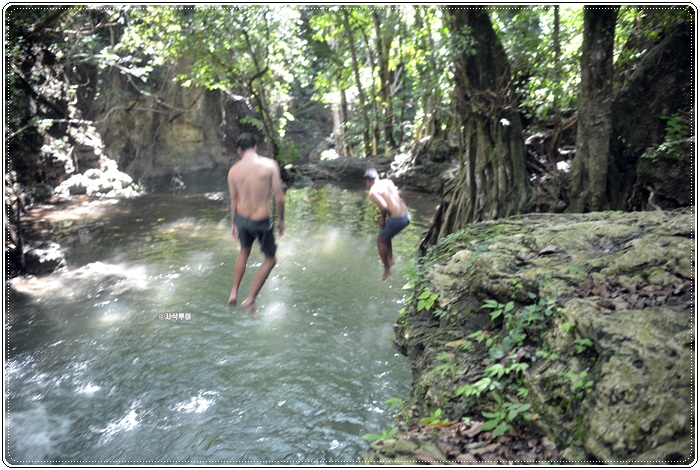 Diwu Mba’i Waterfall — Moyo Island — island, landscape and visitor photographs 15