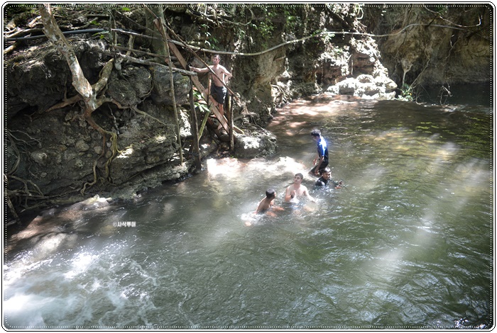 Diwu Mba’i Waterfall — Moyo Island — island, landscape and visitor photographs 18