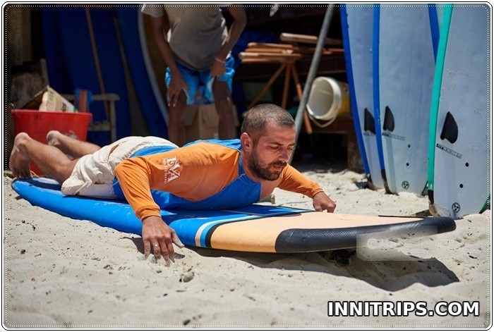 Beach briefing and pop-up practice · Lombok surf lesson photo 4